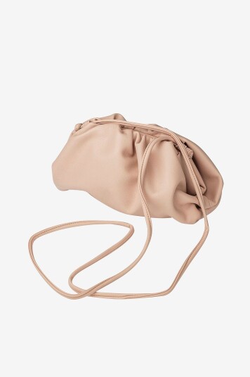 BOW19 Details Vesken Dumpling Bag Rosa BOW19 Details Vesken Dumpling Bag Rosa