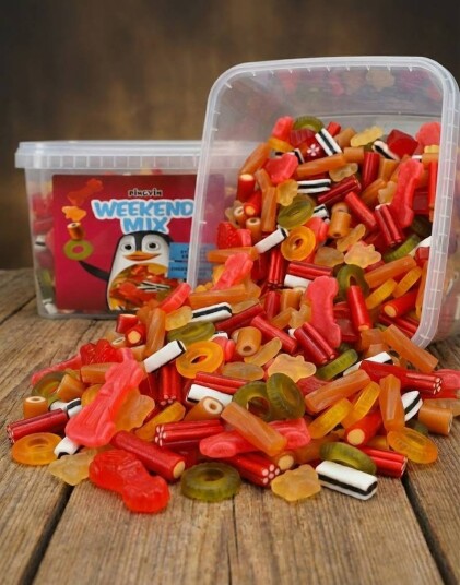 Pingvin Weekend Mix Boks med Blandede Lakris Stenger og Vingummibiter 2 kg Pingvin Weekend Mix Boks med Blandede Lakris Stenger og Vingummibiter 2 kg