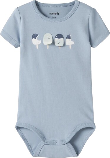 Name It Nbmjensen kortermet body med 3D iskremmotiv, Blue Fog, størrelse 68 Name It Nbmjensen kortermet body med 3D iskremmotiv, Blue Fog, størrelse 68