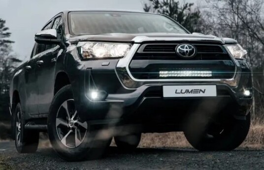 Lumen grillkit Toyota Hilux SR 2021+ DX20. 23936 lumen. Med parklys.