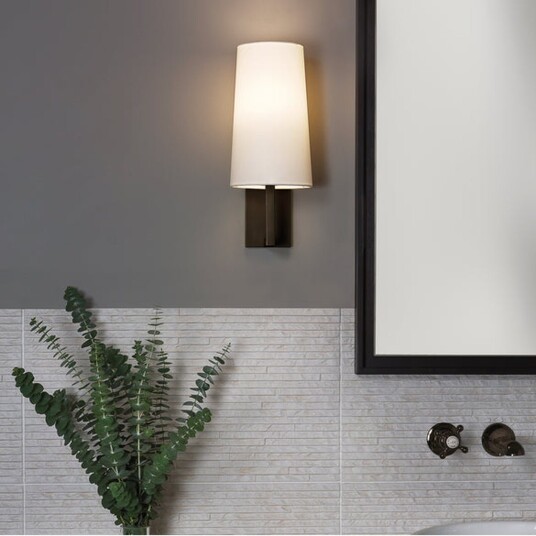 Astro Lighting Riva 350 vegglampe baderom IP44 - Bronse/Hvit glass skjerm Astro Lighting Riva 350 vegglampe baderom IP44 - Bronse/Hvit glass skjerm