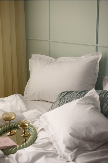 Staycation   Putevar for hotell Careful Poem Hotel i bomullspercale   Hvit
