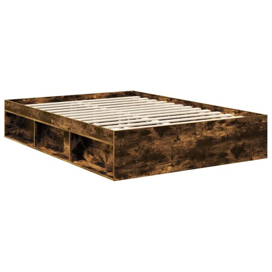  Sengestamme med hodegjerde Røkt eik 140 x 190 cm Massiv furu