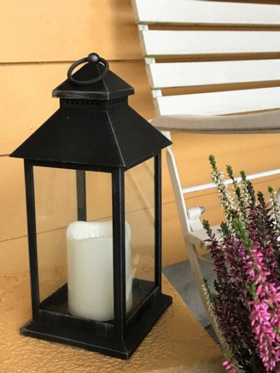 Lykt i mørk antikk sølvfarge med Led kubbelys Lykt i mørk antikk sølvfarge med Led kubbelys