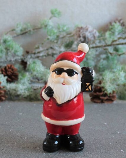 Julefigur Nisse med solbriller og fjøslykt