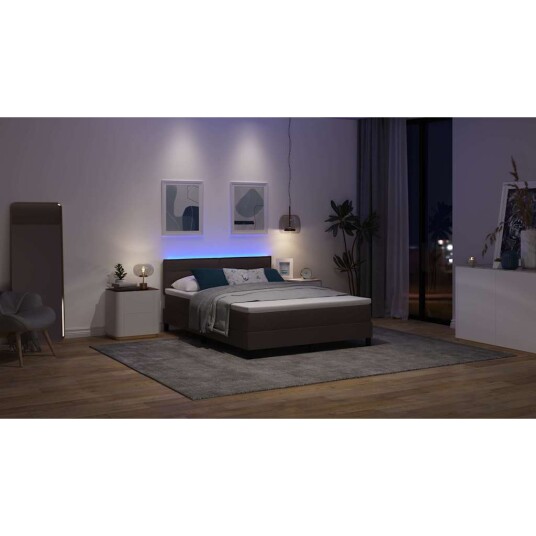 Boksseng med Madrass og LED Mørk Brun 160x200 cm Stoff