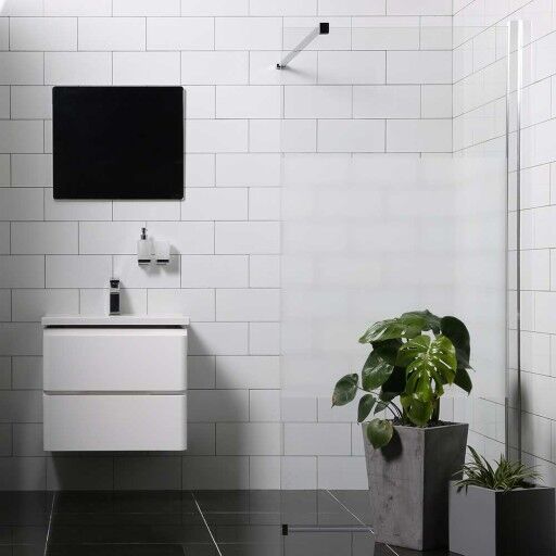 Bathlife Allsidig Dusjvegg 70 cm, Sølv profil/Delvis frostet glass Bathlife Allsidig Dusjvegg 70 cm, Sølv profil/Delvis frostet glass