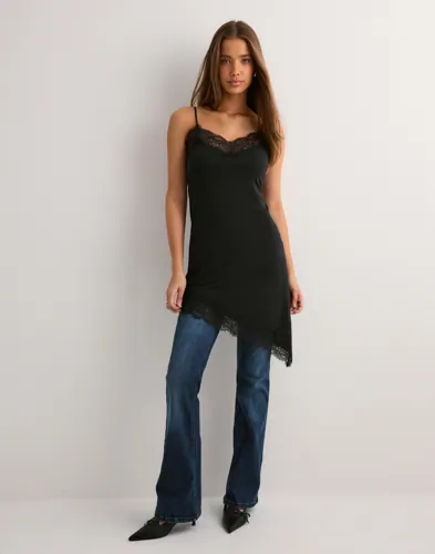 Nelly Svart Lace Asymmetric Slip Dress