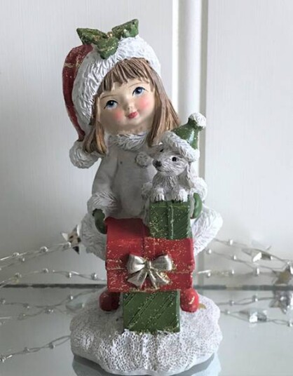 julefigur Jente stående med julegaver julefigur Jente stående med julegaver