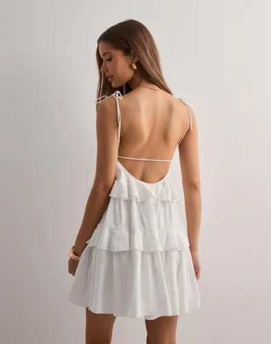 Nelly Hvit Volume Flounce Dress