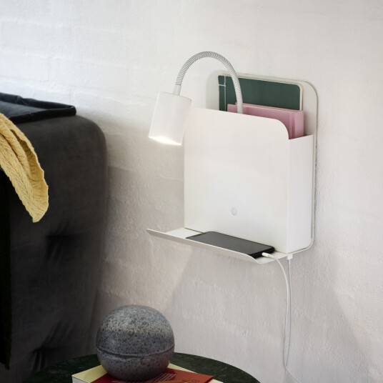 Roomi vegglampe med hylle og USB Hvit Roomi vegglampe med hylle og USB Hvit