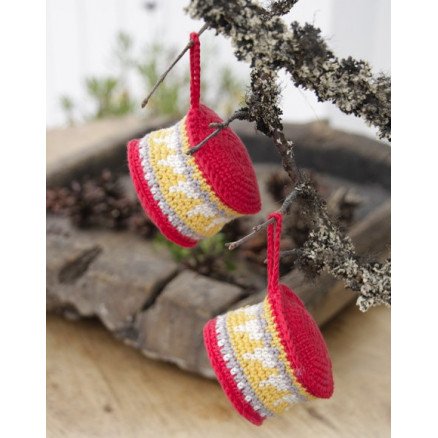 Â Christmas Drums by DROPS Design Tromme Hekleoppskrift 18x5 cm