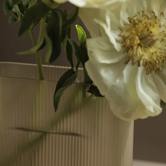 Muuto Ridge Vase H: 16,5 cm Taupe Frosted Muuto Ridge Vase H: 16,5 cm Taupe Frosted
