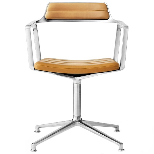 Vipp 452 Svingstol med Føtter Polert Aluminium / Kamelfarget Skinn Vipp 452 Svingstol med Føtter Polert Aluminium / Kamelfarget Skinn