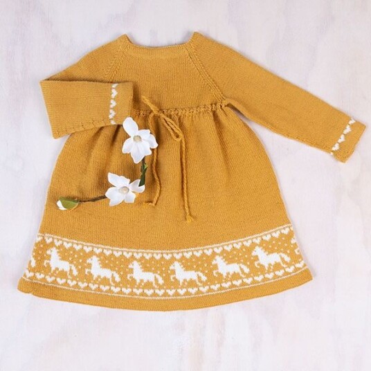 Bluum Strik Strikkekjole Hest - garnpakke i Bluum Pure Eco Baby Ull