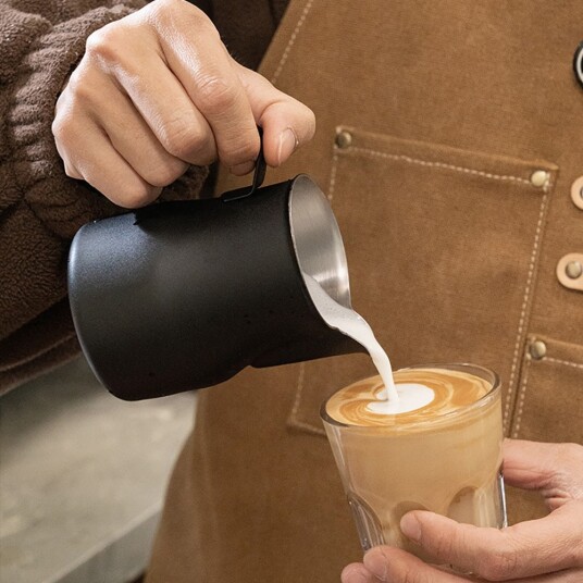 Svart melkekanne i rustfritt stål 480 ml / melkeskummingskanne med svanehals / baristakanne