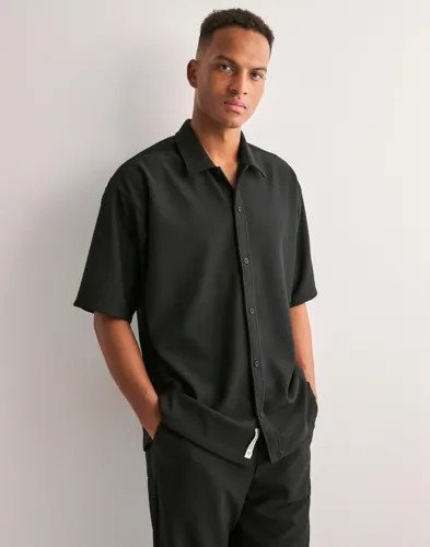 Woodbird WBBanks Plisse Shirt Kortermede skjorter Svart