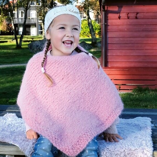 Bluum Strikk Poncho Strandnellik til barn garnpakke fra i Fnugg