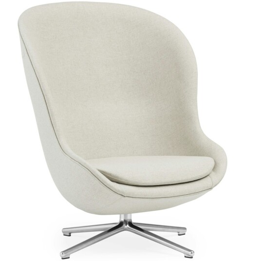 Normann Copenhagen Hyg Lenestol Høy med Dreiefot Off white / Aluminium