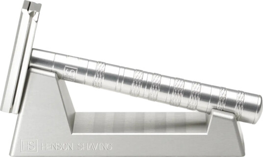 Henson Shaving AL13 barberhøvel med stativ og 100 barberblader Henson Shaving AL13 barberhøvel med stativ og 100 barberblader