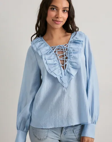 Neo Noir   Blå   Katarina Crepe Ruffle Blouse
