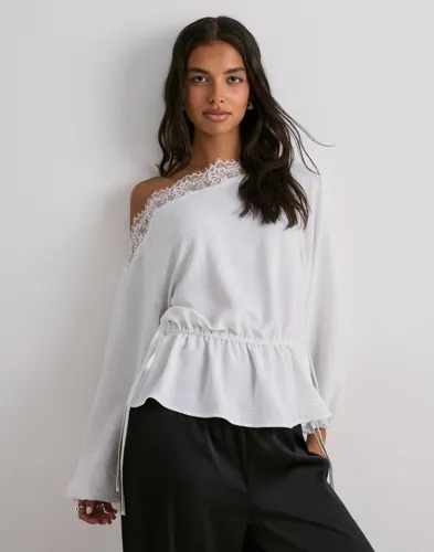 Nelly Hvit Slouchy Lace Blouse