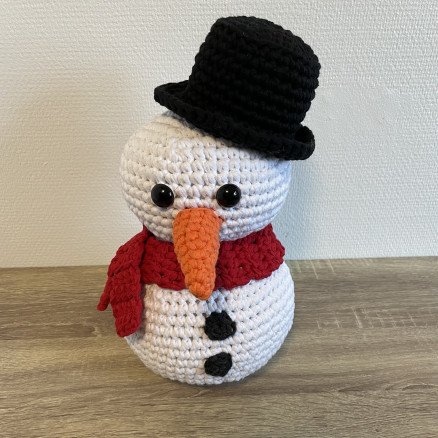 Rito Krea Snømann av Rito Krea Snømann Hekleoppskrift 34cm