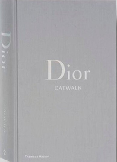 Dior Catwalk: Komplett Samling av Haute Couture med Alexander Fury og Adelia Sabatini Dior Catwalk: Komplett Samling av Haute Couture med Alexander Fury og Adelia Sabatini