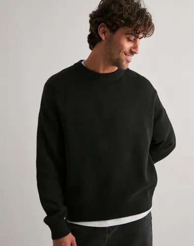 Que Sera Sera Bobby Boxy Knit Strikkegensere Svart