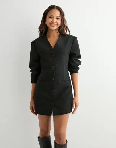 Nelly Svart Curved Blazer Dress