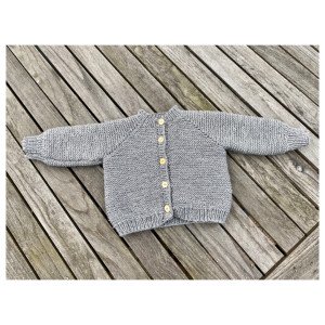 Startup Jakke av Knit by Nees – Garnpakke til Startup Jakke Str. 0 mdr  0-3 mdr.