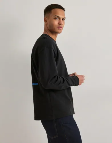 Que Sera Sera Boxy LS Tee Langermede t shirts Svart Que Sera Sera Boxy LS Tee Langermede t shirts Svart