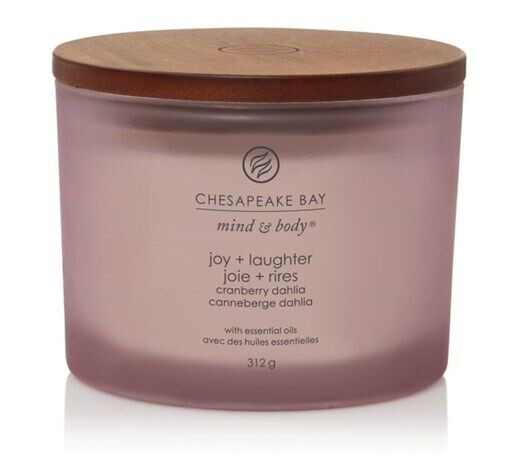 Chesapeake Bay Scented candle with wooden lid - Cranberry Dahlia
