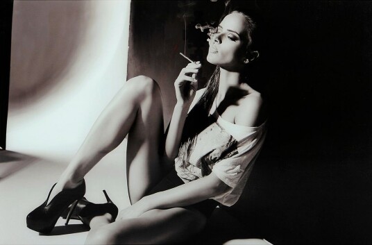 Nordic Furniture GroupBilde Women with cigaretteSvartBilder & skilt