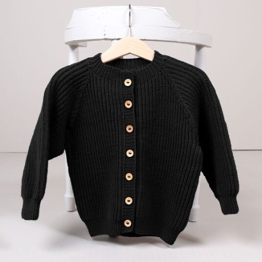 Bluum Strikkejakke Noah Svart garnpakke i Soft Merino Ull