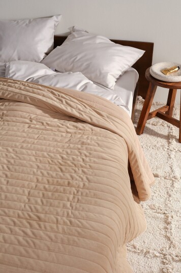 Jotex Sengeteppe i Fløyel Beige GURI 21729970178