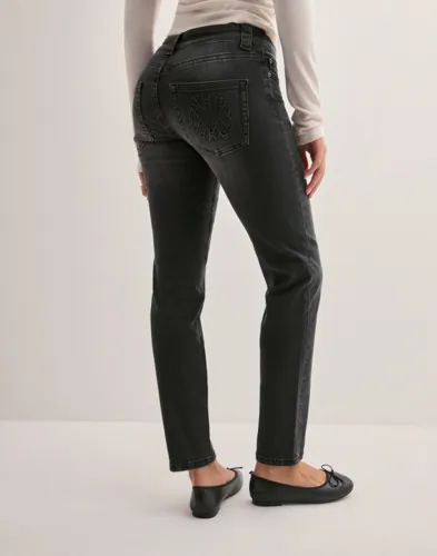 Nelly   Svart   Low Waist Slim Jeans