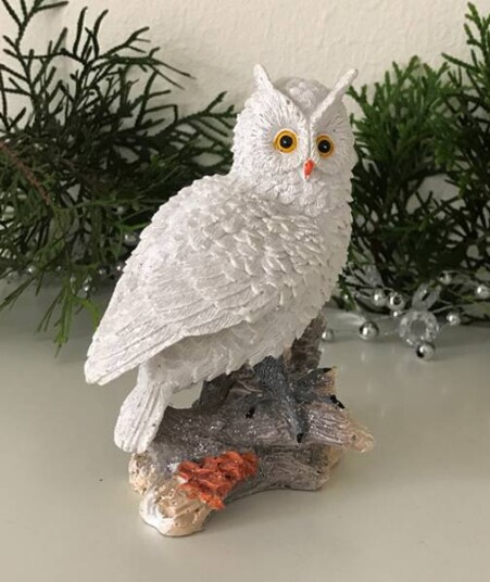 Bordpynt medium hvit ugle på gren fra Edelweiss Bordpynt medium hvit ugle på gren fra Edelweiss