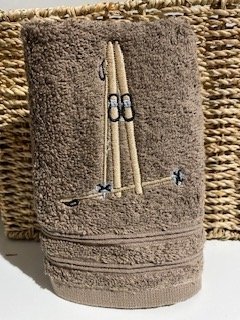 Håndkle med skimotiv 30x50cm mocca