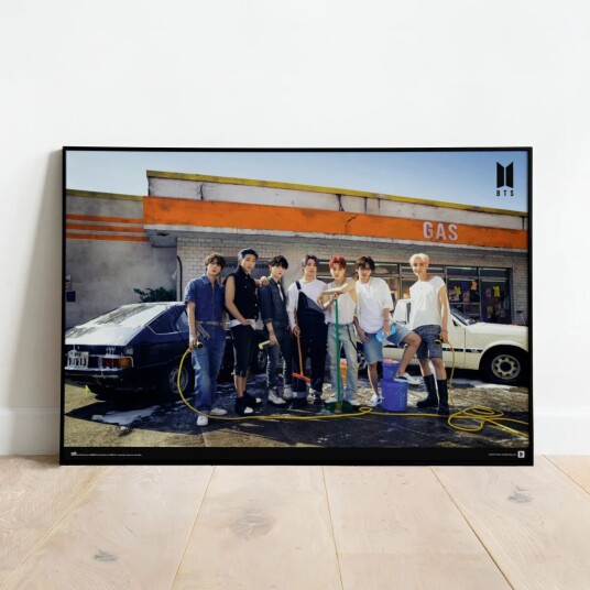BTS Plakat Gas Station - 91,5 x 61 cm BTS Plakat Gas Station - 91,5 x 61 cm