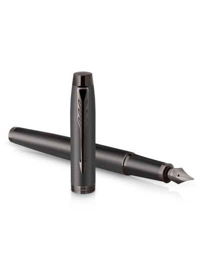 Parker IM Monochrome Fountain Pen  Gun Metal Finish and Trims  Medium Nib  Blå Ink  Gift Box