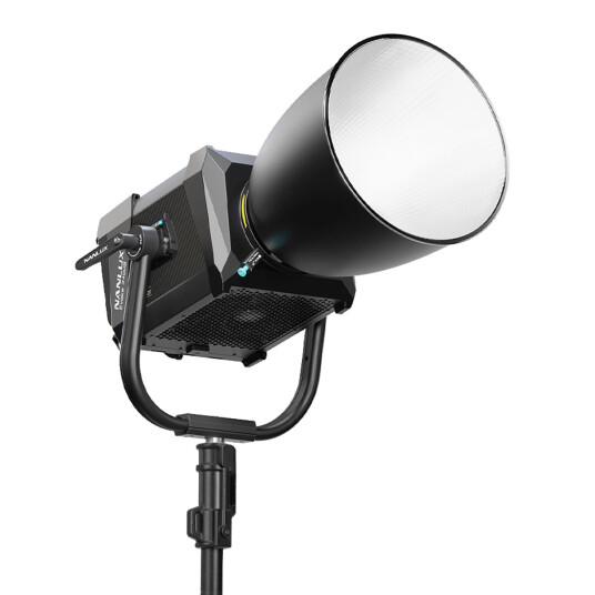 Nanlux Evoke 2400B Spot Light LED Lampe 2400W Kit 45° Reflector og flight case Nanlux Evoke 2400B Spot Light LED Lampe 2400W Kit 45° Reflector og flight case