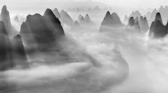 Light Rays Over Misty Peaks Plakat / 40x50