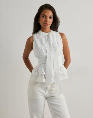Neo Noir   Hvit   Ansol Emb Top