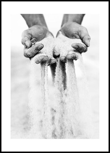 Sand Falling From Hands B&W Plakat Plakat / 100x150cm