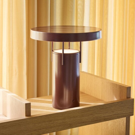 BringMe LED batteridrevet bordlampe burgunder metallic 28 cm – HÜBSCH Terrasse 28 Rød