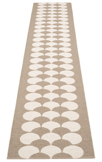 Pappelina Poppy matte potato vanilje 70x350 cm Pappelina Poppy matte potato vanilje 70x350 cm