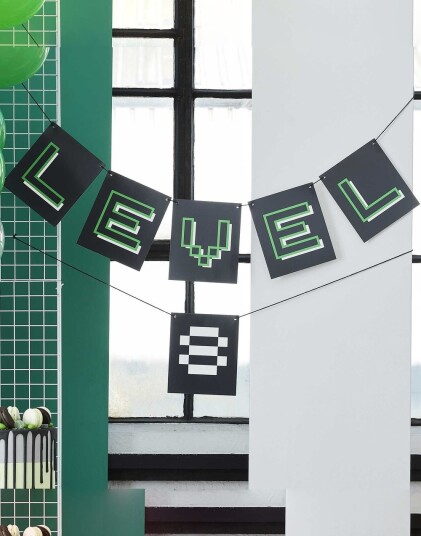1,8 Meter Banner med Teksten "Level" og Justerbart Årstall Game On