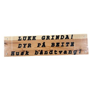 Uninor Skilt i tre Lukk grinda. Dyr beite. Husk båndtvang Uninor Skilt i tre Lukk grinda. Dyr beite. Husk båndtvang