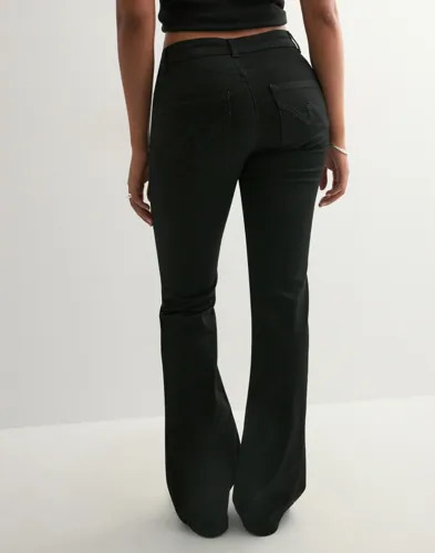 Nelly Svart Low Waist Perfect Bootcut Jeans